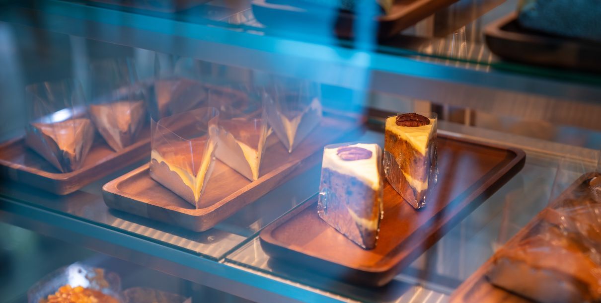 Cómo una vitrina bien elegida impulsa ventas por impulso en mostrador