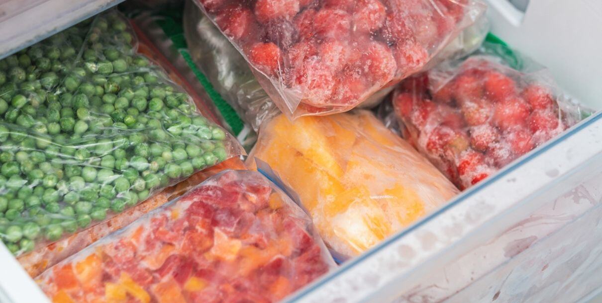 Diferencias entre un congelador de tapa de acero y uno de tapa de vidrio: ¿Cuál es mejor para tu negocio?