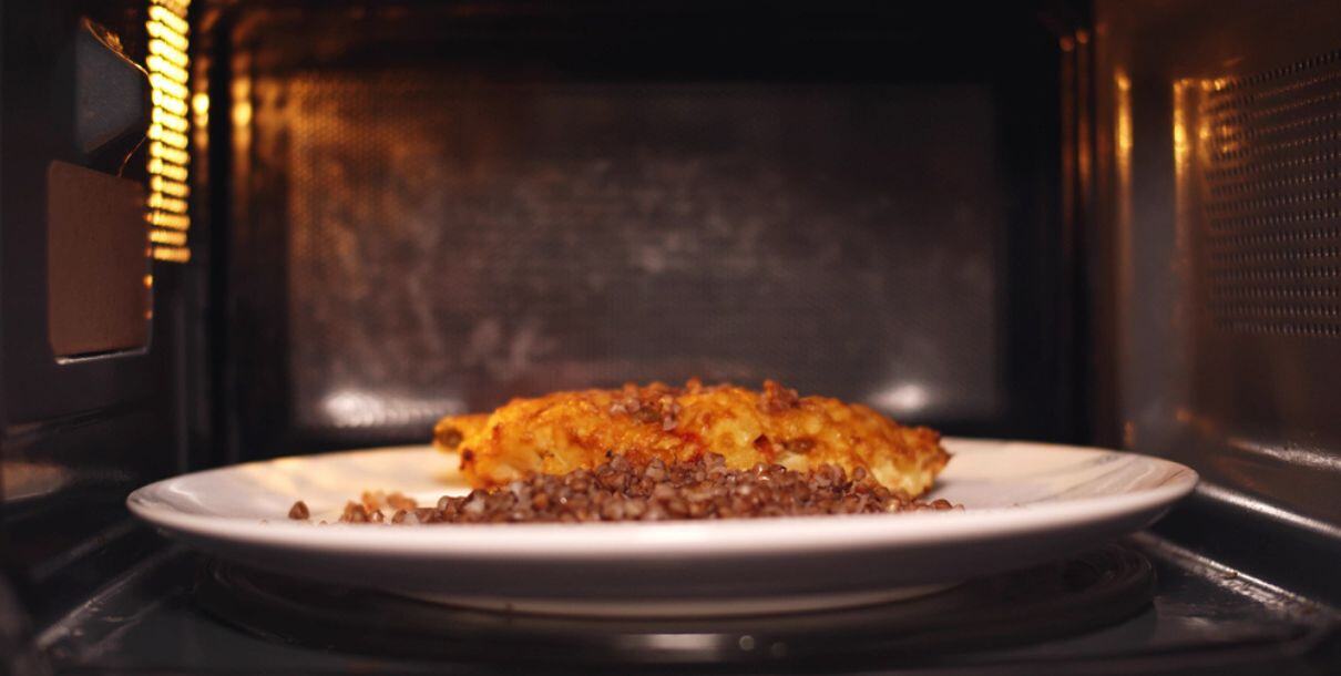 ¿Vale la pena tener un horno de microondas en una cocina profesional? Casos en los que sí y en los que no